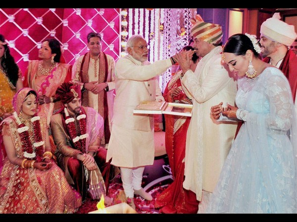 వివాహ వేడుకలో మోడీ