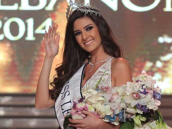 Miss Lebanon Criticized After Being Caught in Miss Israel’s Selfie Miss Lebanon Criticized After Being Caught in Miss Israel’s Selfie