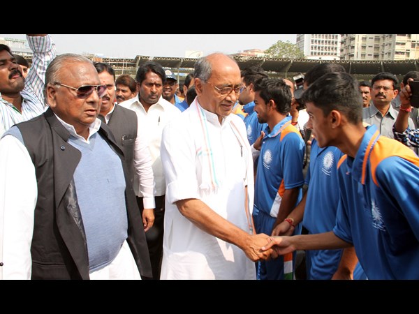 ఆటగాళ్లతో..