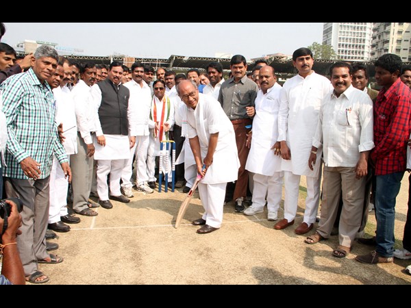 డిగ్గీ బ్యాటింగ్