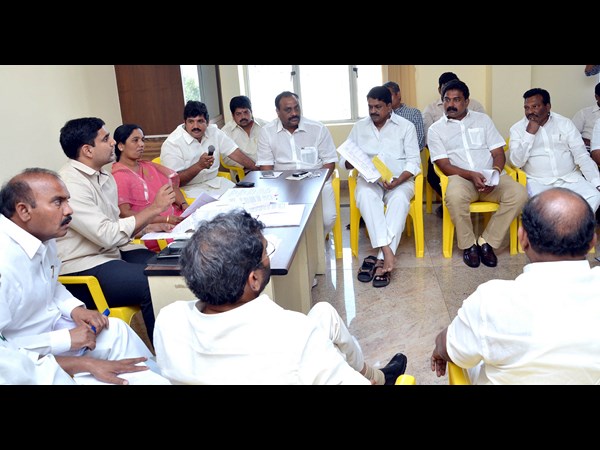 ఎన్టీఆర్ ట్రస్ట్ భవన్లో లోకేశ్తో మంత్రులు ఎన్టీఆర్ ట్రస్ట్ భవన్లో లోకేశ్తో మంత్రులు