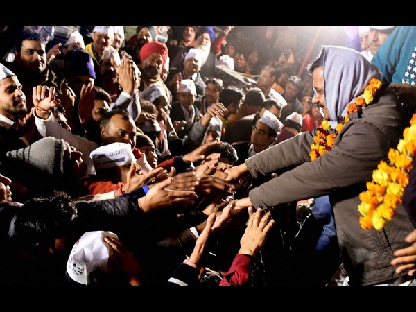 నామినేషన్ వేసిన కేజ్రీవాల్, కిరణ్ బేడీ 