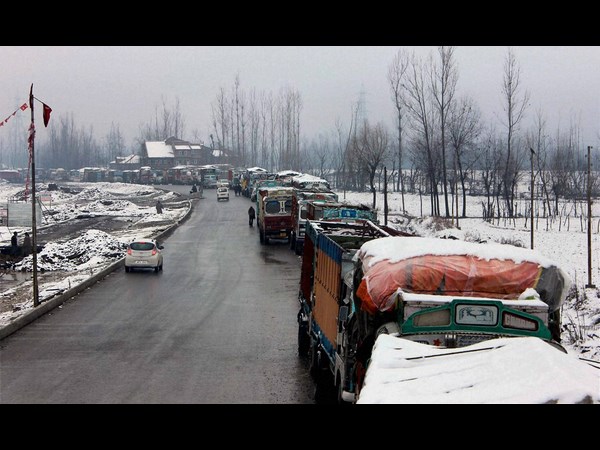 జమ్మూలో భారీగా కురుస్తున్న మంచు