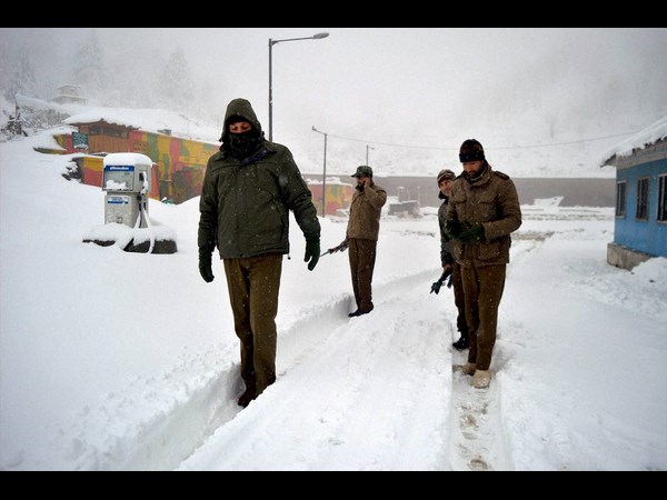 జమ్మూలో భారీగా కురుస్తున్న మంచు