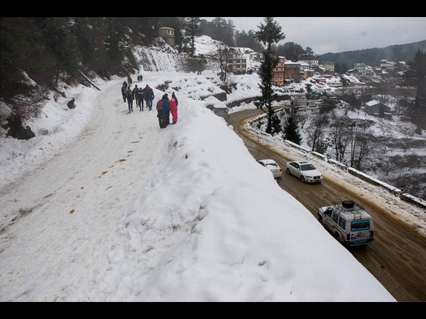 జమ్మూలో భారీగా కురుస్తున్న మంచు