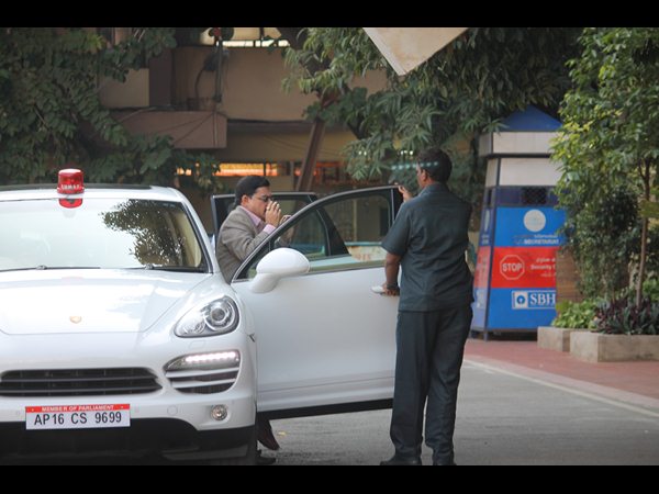 తెలంగాణ సచివాలయం వద్ద సుజన