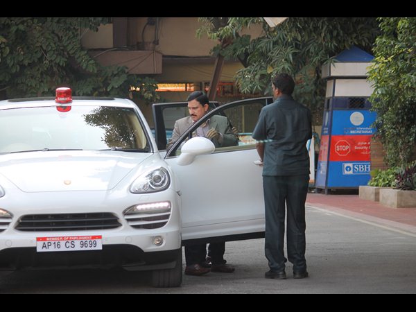 తెలంగాణ సచివాలయం వద్ద సుజన