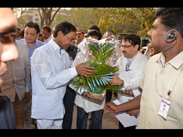 చెస్ట్ ఆస్పత్రిలో కెసిఆర్