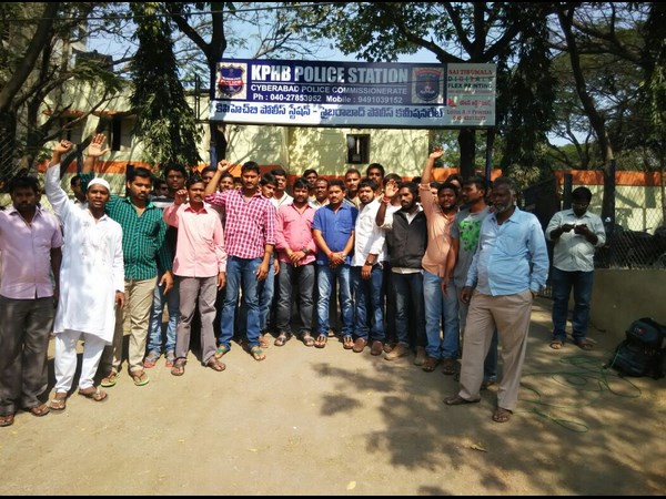 పాఠశాల వద్ద ఆందోళన