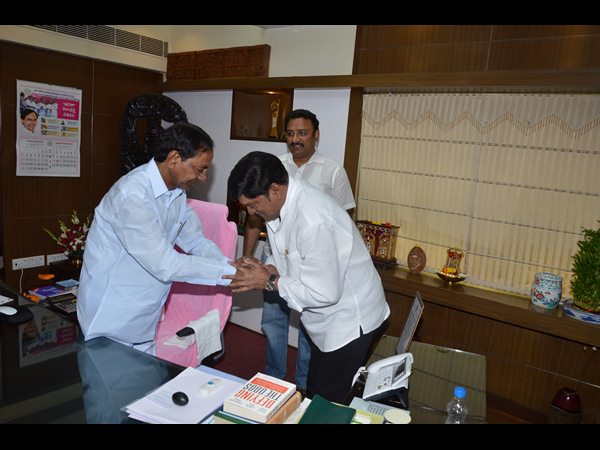 కేసీఆర్‌తో రాజేంద్ర ప్రసాద్