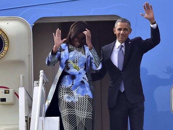  ఢిల్లీ చేరుకున్న ఒబామా దంపతులు, మోడీ ఆత్మీయ అలింగనం