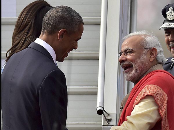  ఢిల్లీ చేరుకున్న ఒబామా దంపతులు, మోడీ ఆత్మీయ అలింగనం