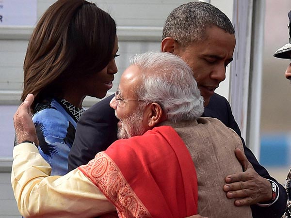 ఢిల్లీ చేరుకున్న ఒబామా దంపతులు, మోడీ ఆత్మీయ అలింగనం