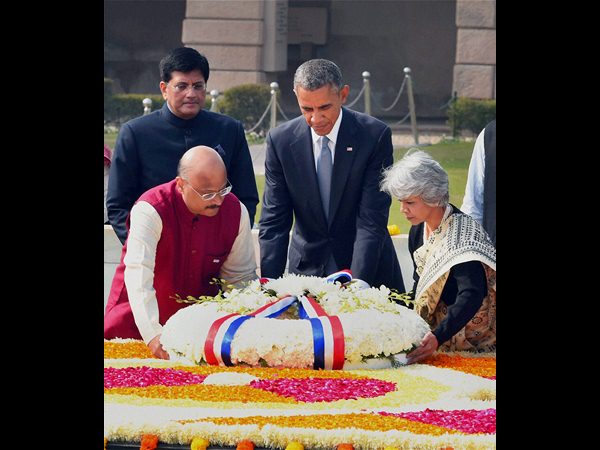  రాజ్‌ఘాట్ వద్ద మౌనంగా ప్రార్థన, రావి మొక్క నాటారు