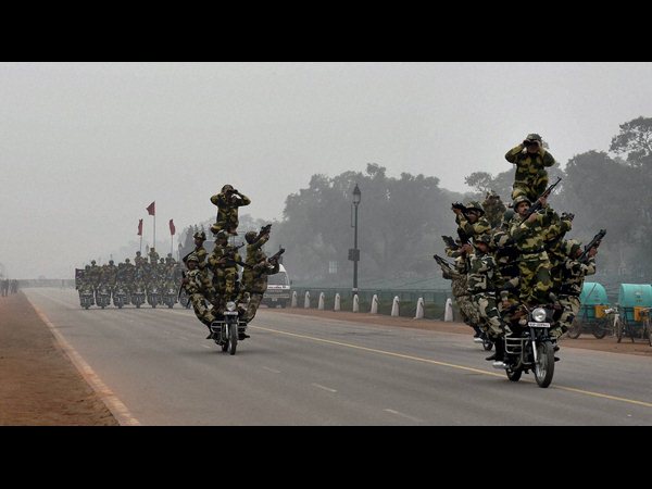 మోటార్ సైకిల్ విన్యాసాలకు ఒబామా 'ఫిదా' మోటార్ సైకిల్ విన్యాసాలకు ఒబామా 'ఫిదా'