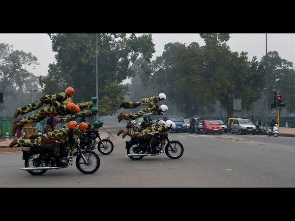 మోటార్ సైకిల్ విన్యాసాలకు ఒబామా 'ఫిదా' మోటార్ సైకిల్ విన్యాసాలకు ఒబామా 'ఫిదా'