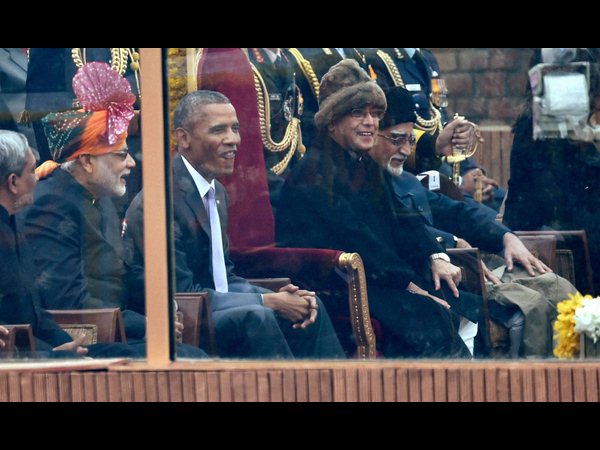 మోటార్ సైకిల్ విన్యాసాలకు ఒబామా 'ఫిదా' మోటార్ సైకిల్ విన్యాసాలకు ఒబామా 'ఫిదా'