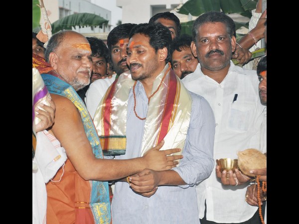 అనూహ్యంగా జగన్