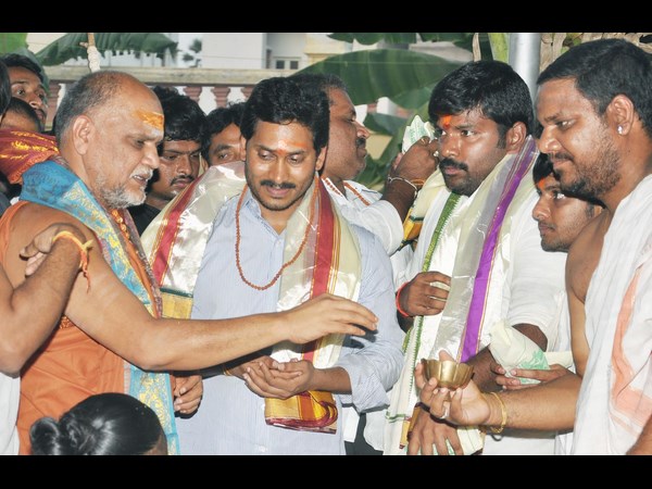 జగన్‌తో స్వరూపానంద సరస్వతి