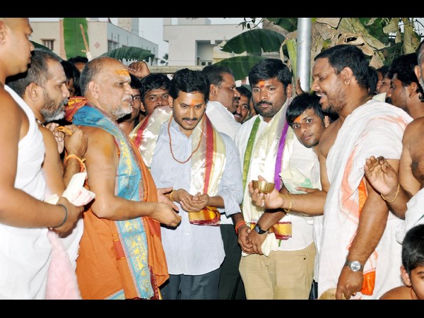 జగన్ భక్తిభావంతో...