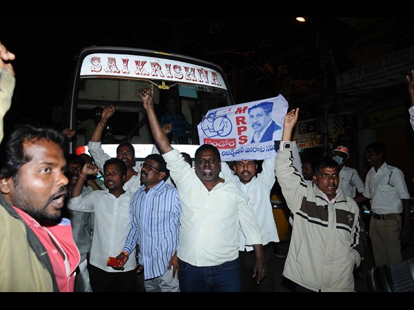 అభిమానుల ఆందోళన