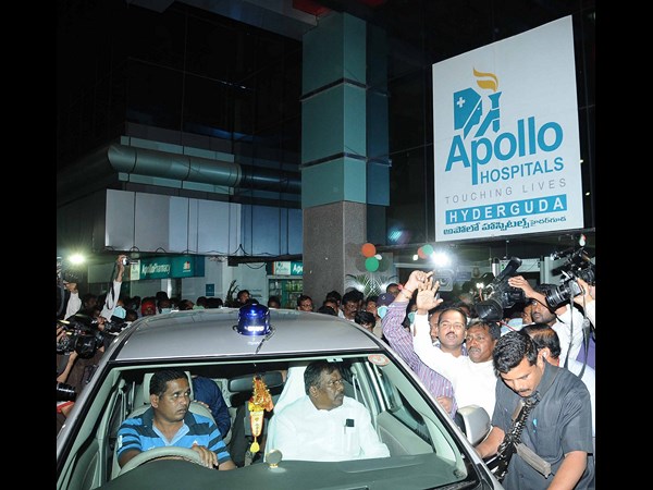 రోడ్డుపై బైఠాయించారు..