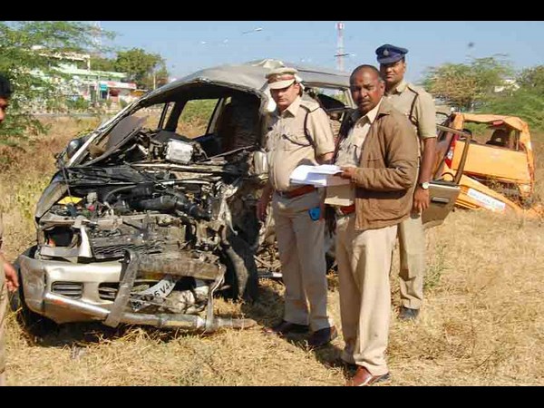అతి వేగం... ఏడుగురి ప్రాణాలు బలిగొంది
