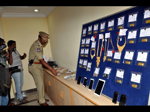 యజమాని ఇంట్లో కారు డ్రైవర్ రూ. కోట్లలో చోరీ