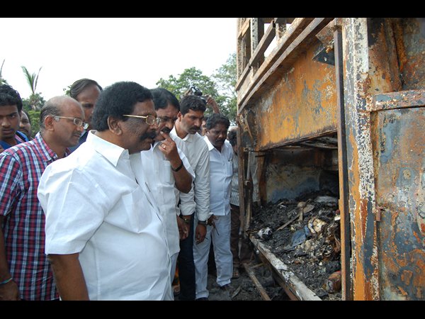 దగ్ధమైన బస్సు