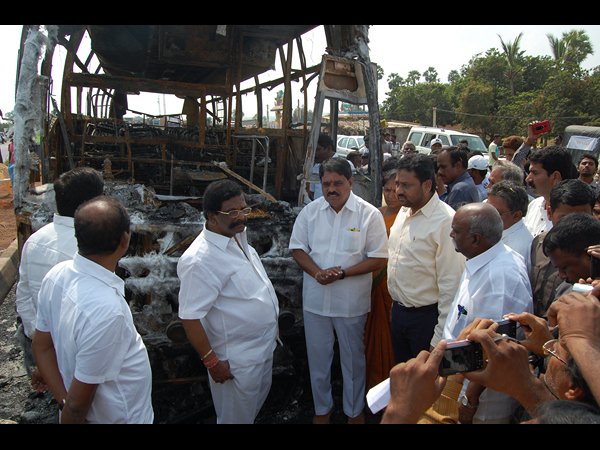 దగ్ధమైన బస్సు