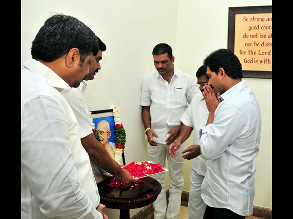 నివాళి నివాళి