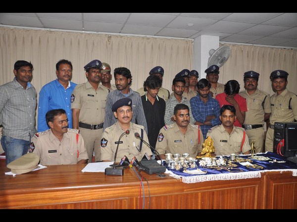 చోరీలకు పాల్పడ్డ ఐదుగురు యువకులు అరెస్టు