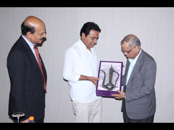 నారాయణమూర్తితో కెటిఆర్