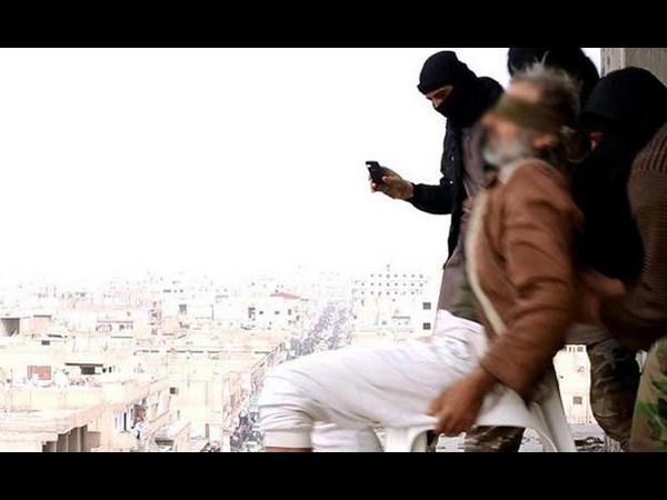 ఏడంతస్తుల భవనం నుండి 'గే'ను నెట్టారు