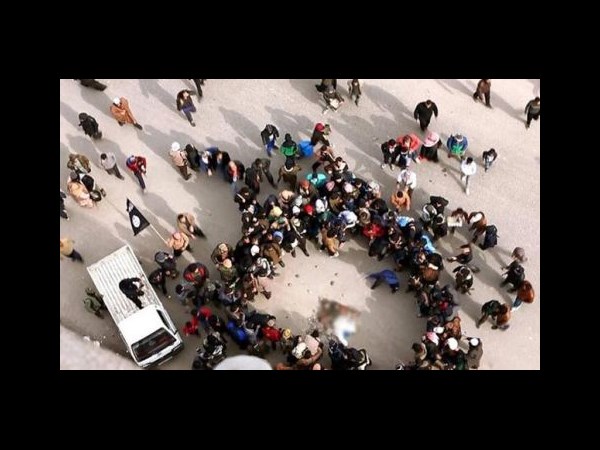  ఏడంతస్తుల భవనం నుండి 'గే'ను నెట్టారు