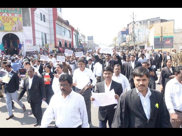 'హైకోర్టు విభజనకు బాబు, వెంకయ్యలే అడ్డు'
