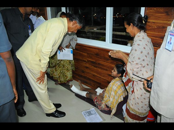  కాళ్లు కోల్పోయిన కట్టా లక్మ్మికి ఉపాధి: సీఎం బాబు