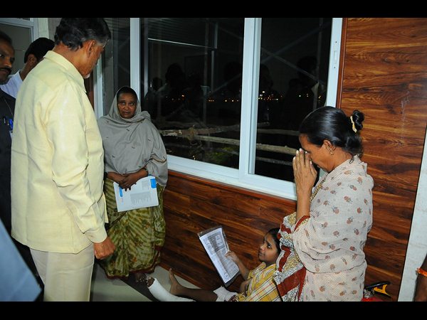  కాళ్లు కోల్పోయిన కట్టా లక్మ్మికి ఉపాధి: సీఎం బాబు