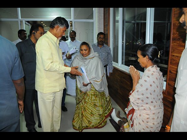 కాళ్లు కోల్పోయిన కట్టా లక్మ్మికి ఉపాధి: సీఎం బాబు