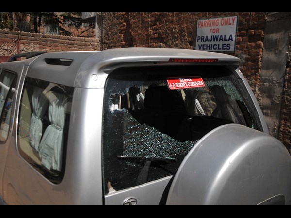 అద్దాలు పగిలిన సునితా కృష్ణన్ కారు అద్దాలు పగిలిన సునితా కృష్ణన్ కారు