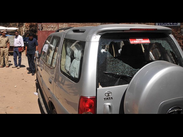 అద్దాలు పగిలిన సునితా కృష్ణన్ కారు అద్దాలు పగిలిన సునితా కృష్ణన్ కారు