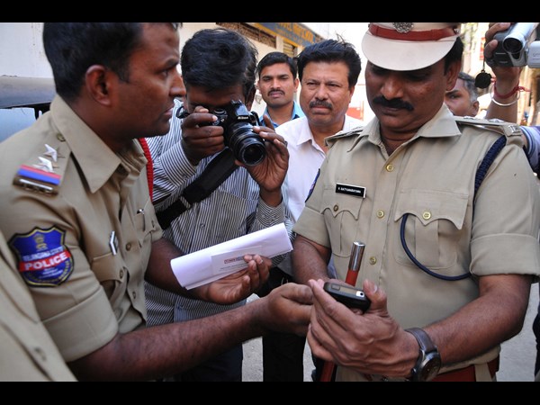 ఘటన వద్ద పోలీసులు ఘటన వద్ద పోలీసులు