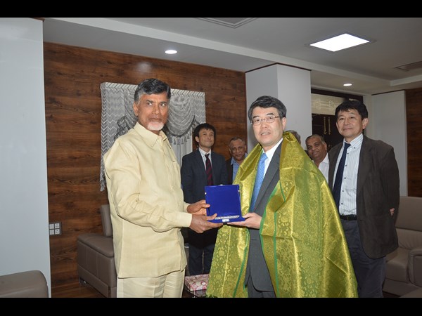 జపాన్ బృందంతో..