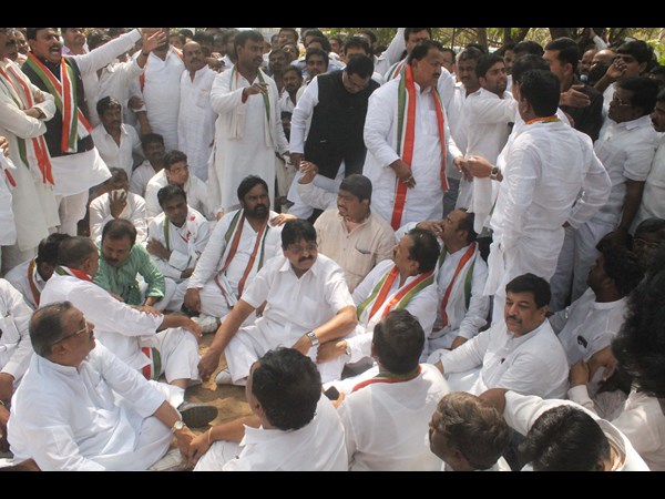 కాంగ్రెస్ నేతల ధర్నా