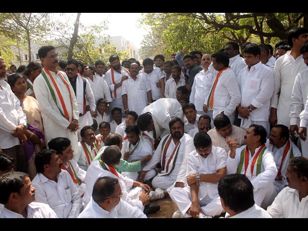 కాంగ్రెస్ నేతల ధర్నా