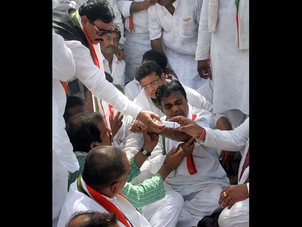 పొన్నాలకు గాయం