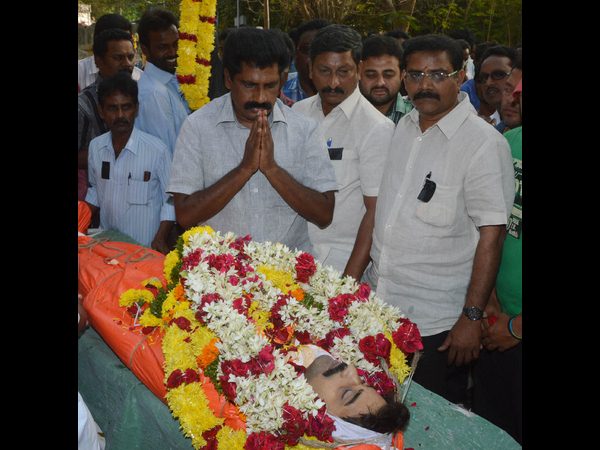 బద్రి మృతదేహానికి నివాళులు