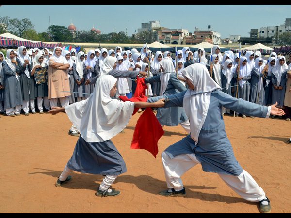 విద్యార్థినుల విన్యాసాలు