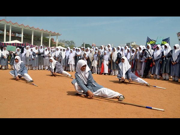 విద్యార్థినుల విన్యాసాలు