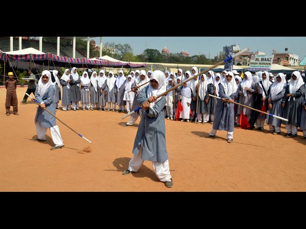 విద్యార్థినుల విన్యాసాలు